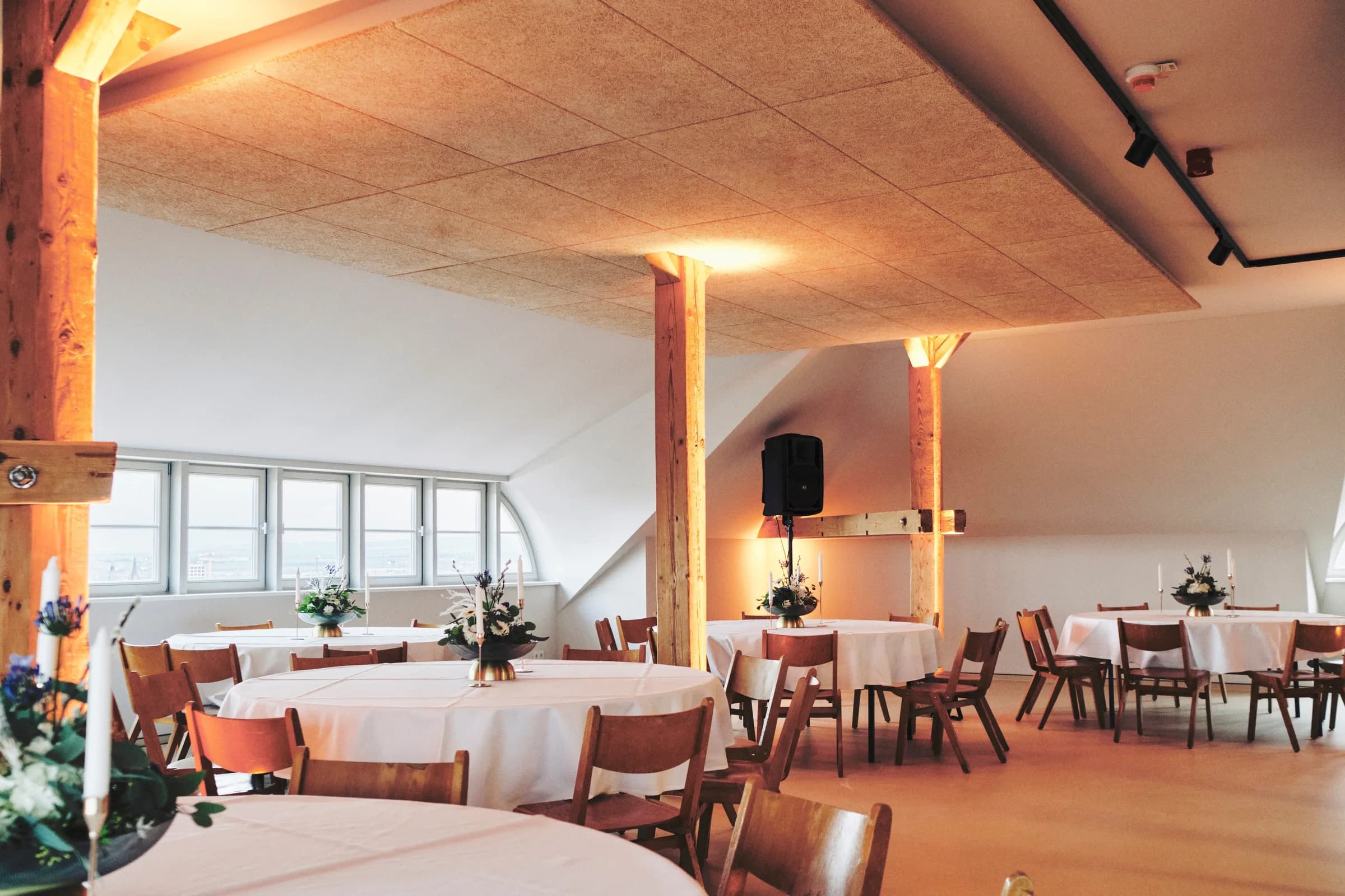 Eventlocation Panorama am Petersberg Erfurt – Dachgeschoss mit Fensterband und Bestuhlung