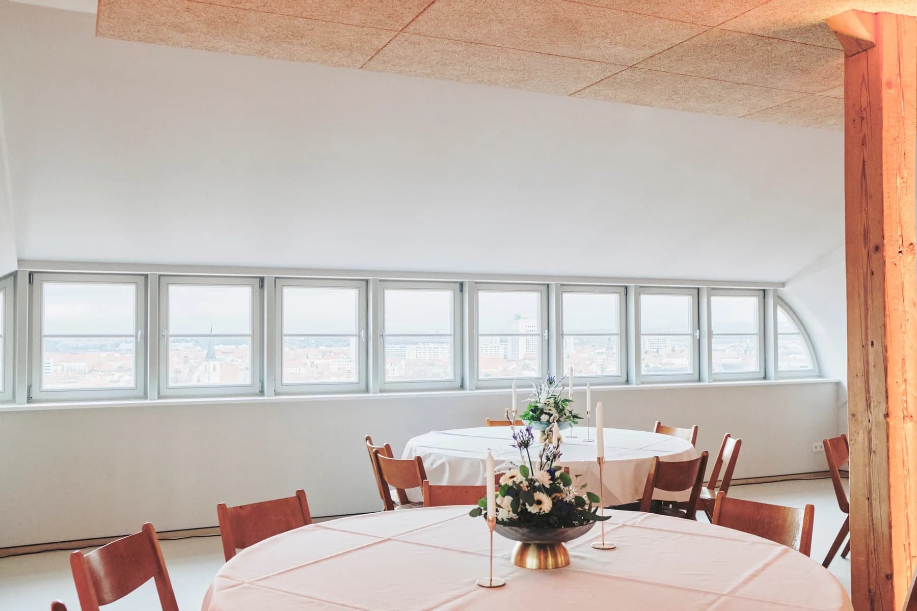Fensterband im Veranstaltungsraum mit Blick über die Stadt Erfurt