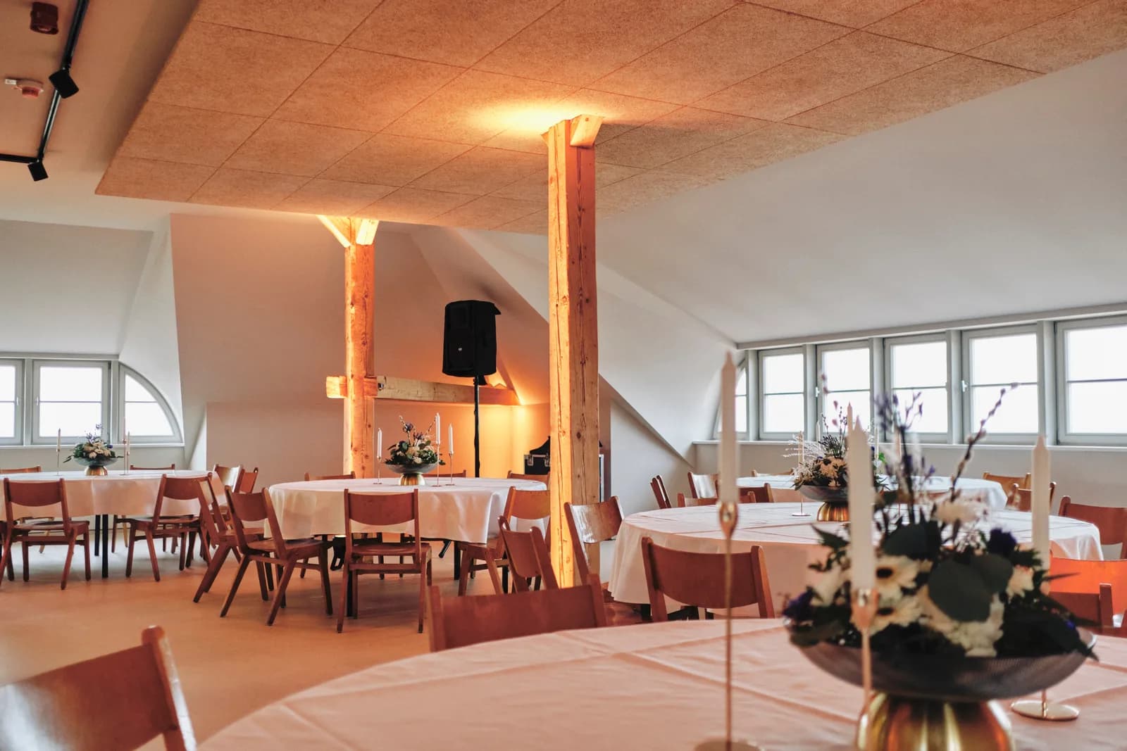 Runde Tische mit Blumendekoration im Panorama am Petersberg Erfurt