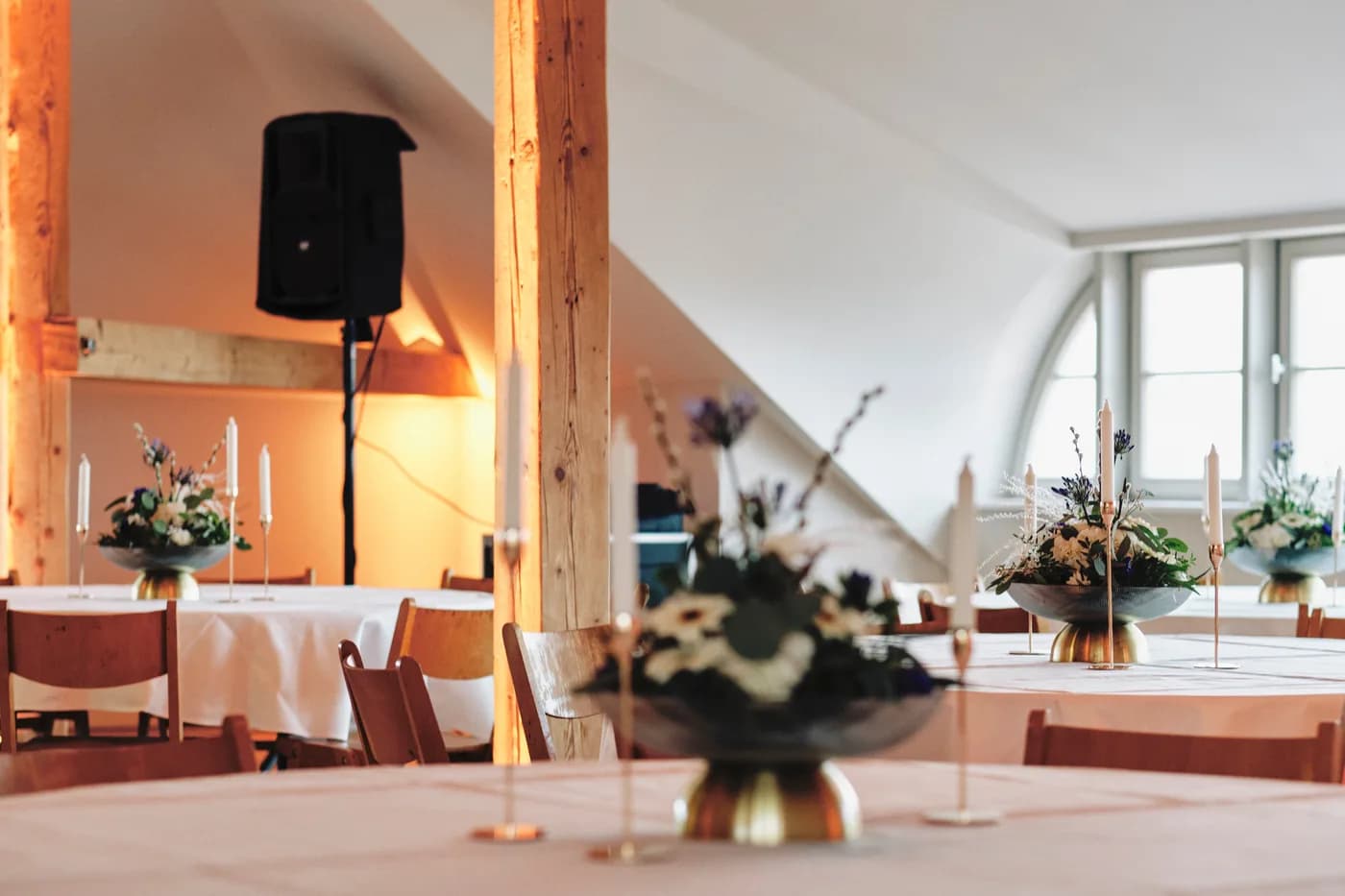 Blumendekoration auf der Tafel im Panorama am Petersberg