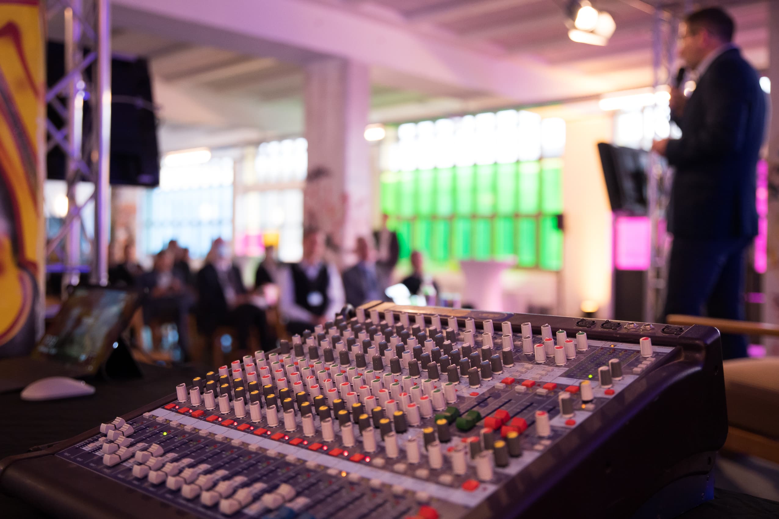 Business-Event mit Mischpult und Redner